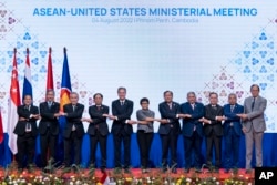 美国国务卿布林肯(左五)与东盟国家外长们在金边拍集体合影。(2022年8月4日)