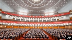 2022年10月16日中共在北京人民大会堂召开二十大,图为从主席台望去,代表们都坐在会场底层。-美联社照片。