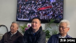 前天安门学生领袖王丹宣布六四纪念馆明年在纽约正式开馆。左一为胡平,右一为刘念春(方冰拍摄)
