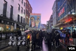2022年10月23日伦敦示威抗议中国驻曼彻斯特总领事馆人员殴打香港示威者。 (摄影:美国之音郑乐捷)