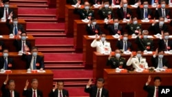 2022 年 10 月 22 日星期六,中国国家主席习近平、下排中间和其他代表在北京人民大会堂出席中国执政的共产党第二十次全国代表大会闭幕式。