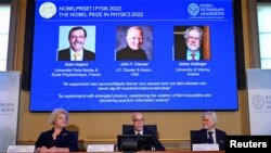 法国科学家阿兰∙阿斯佩(Alain Aspect)、美国科学家约翰∙克劳泽(John F. Clauser)和奥地利科学家安东∙塞林格(Anton Zeilinger)获得2022年诺贝尔物理学奖。瑞典皇家科学院秘书长汉斯·埃勒格伦(中),诺贝尔物理学委员会委员伊娃·奥尔森(左一)和汉斯·汉森(右一)2022年10月4日在瑞典斯德哥尔摩举行的新闻发布会上宣布他们获奖的消息。