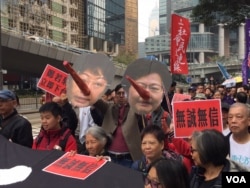 香港人示威要求要求律政司司长郑若骅下台(2018年2月11日,美国之音海彦拍摄)