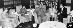 历史照片:中共主席毛泽东在北京中南海会见美国总统尼克松,周恩来总理和翻译唐闻生在场(1972年2月21日)