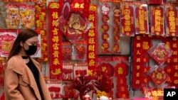 香港街头的一个铺子正在卖春联等春节用装饰品(2022年1月14日)