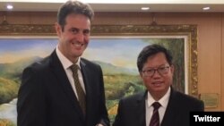 澳大利亚驻台北办事处代表高戈锐(Gary Cowan)和桃园市长郑文灿 (高戈锐的推特)
