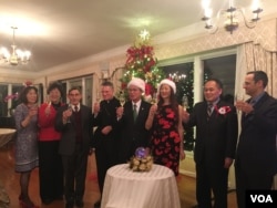 台湾驻美代表处2018年11月30日在双橡园举行圣诞树点灯仪式,台湾驻美代表高硕泰夫妇(左5、左6)与宾客举杯贺节(美国之音钟辰芳拍摄)