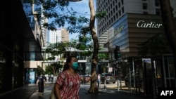 行人佩戴口罩走过香港中环的街道。(2020年7月16日)