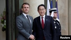 法国总统马克龙2024年5月2日与来访的日本首相岸田文雄在总统府举行会谈。(路透社)