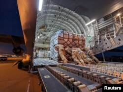 美国空军发布的照片显示向土耳其提供的地震救灾物资正在弗吉尼亚州的一个机场装上军用运输机。(2023年2月7日)