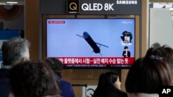 韩国民众2024年2月14日观看有关朝鲜最新发射巡航导弹的电视报道。(美联社)