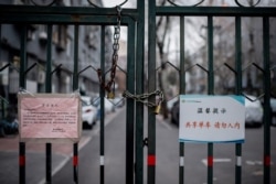 作为防疫手段,北京一居民小区的大门被锁了起来。(2020年2月24日)
