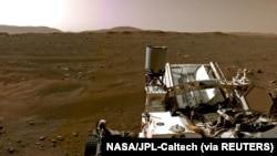 2021年2月20日,美国国家航空航天局(NASA)毅力号火星探测器上的导航摄像机(Navcams)拍摄的一部分全景图显示火星景观。