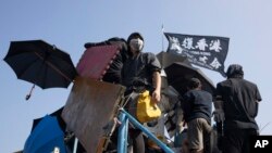 香港抗议者在通往香港中文大学校园的道路上搭起路障。(2019年11月13日)