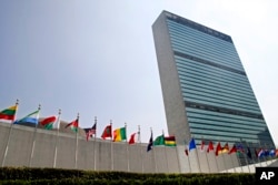 纽约的联合国总部大楼外,各国国旗飘扬