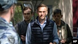 俄罗斯反对党领袖阿列克谢·纳瓦尔尼(Alexei Navalny)2018年5月11日在莫斯科举行的抗议活动中被捕后抵达法院。