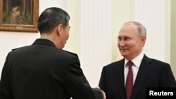 俄罗斯总统弗拉基米尔·普京(Vladimir Putin)2023年4月16日接见了到访的中国国防部长李尚福。(路透社)