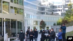 在瑞士苏黎世,各国记者在美国白宫国家安全顾问沙利文与中共中央外事办主任杨洁篪举行会谈的酒店外等候采访拍照机会。(2021年10月6日美联社照片)