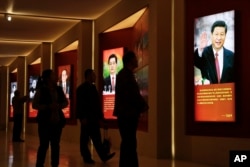 北京的中国军事博物馆的长征展览中有习近平等先后5位领导人的肖像(2016年10月24日)