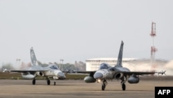 资料图片:1月7日,台湾空军防御战机在台中清泉岗空军基地举行的战备演习中紧急起飞。