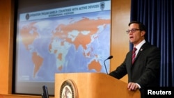 美国司法部官员召开的一个关于美国联邦调查局(FBI)在全球范围内展开的一次行动的记者会。(路透社/Mike Blake)