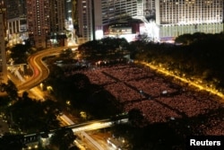 香港民众在维多利亚公园纪念六四事件27周年(2016年6月4日)