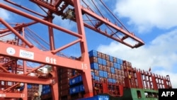中国江苏省连云港港口码头上的集装箱和一辆卡车。(2018年7月13日)