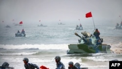 资料照:中国两栖坦克与士兵参加在山东举行的登陆军演。(2005年8月24日)