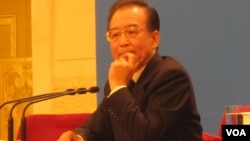 2012年3月14日,温家宝在北京举行的人大记者会上说:在我担任总理期间,确实谣诼不断......我将坚持“人言不足恤”的勇气,义无反顾地继续奋斗。(美国之音张楠拍摄)