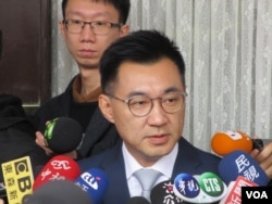 台湾在野党国民党立委江启臣接受媒体提问 (美国之音张永泰拍摄)