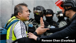 资料照:香港记者协会主席陈朗升在2019年“反送中”运动中采访抗议者。(陈朗升授权使用)