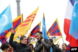 法国的维吾尔族和藏族示威者2019年3月24日在巴黎艾菲尔塔附近的托克罗德罗广场游行,抗议习近平。