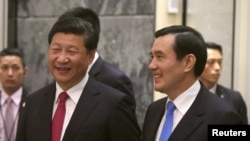 资料照片:中国国家主席习近平和台湾总统马英九在新加坡会晤。(2015年11月7日)