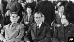 1972年2月22日,在北京人民大会堂的礼堂,美国总统尼克松和夫人应邀观看芭蕾舞剧《红色娘子军》,中国总理周恩来和毛泽东夫人江青陪同。