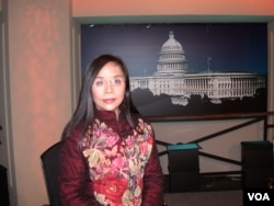何清涟2006年3月9日参加美国之音电视节目(美国之音拍摄)