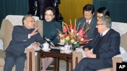1989年11月10日,中国领导人邓小平和美国前国务卿基辛格在北京人民大会堂交谈。