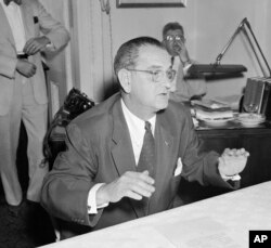1954年7月30日,时任参议员约翰逊在华盛顿举行新闻发布会(资料图片)