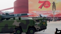 资料照片:中国军车载着DF-17东风高超音速弹道导弹参加中国国庆70周年典礼。(2019年10月1日)