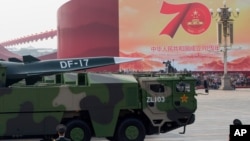 中国军车载着DF-17东风高超音速弹道导弹参加中国国庆70周年典礼。(2019年10月1日)