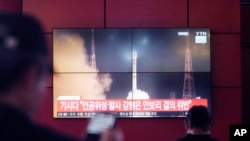 韩国首都首尔的一个车站正在播放电视新闻显示,朝鲜疑似周一发射了一枚飞行物。 (2024年5月27日)