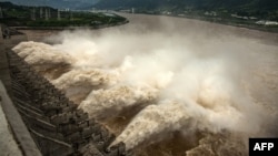 中国湖北三峡大坝开闸泄洪。(2020年7月19日)