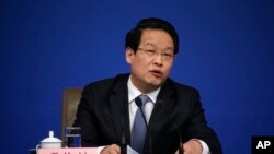 2016年3月12日,中国保险监督管理委员会主席项俊波在人大会议期间的记者会上讲话