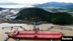 2017年5月16日,中国浙江省宁波市舟山港原油码头的油轮。