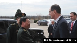 国防部次长米勒(右)会见戚建国中将(左)