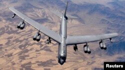 资料照 - 美国空军的B-52型,又称“同温层堡垒”战略轰炸机在阿富汗执行一次“近距离空中支援”任务时准备进行空中加油。