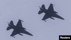 台湾空军的F-16战机飞过花莲上空。(2023年4月9日)
