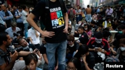 2014年10月17日,香港争取民主权利的抗议者在旺角商业区一带阻塞部分街道,警方此前清除了抗议现场的路障等设施