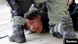 一名被警察拘捕的反送中抗议者(2019年11月10日)