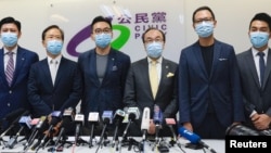 资料照片:2020年7月30日,在香港12名民主派候选人被取消参选立法会议员资格后,公民党成员出席新闻发布会。