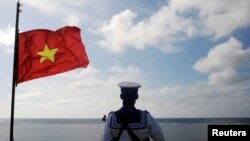 2013年1月17日,一名越南海军士兵在中国南海南沙群岛的柏礁站岗。(路透社)